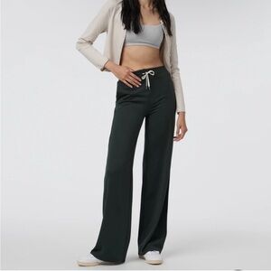 Vuori halo essential wide leg in black Heather small